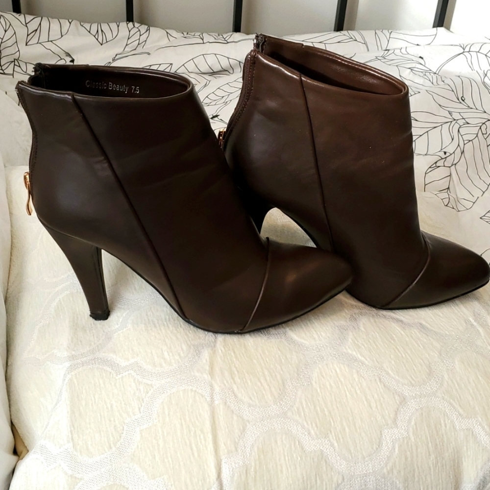 G.C. shoes brown heeled booties